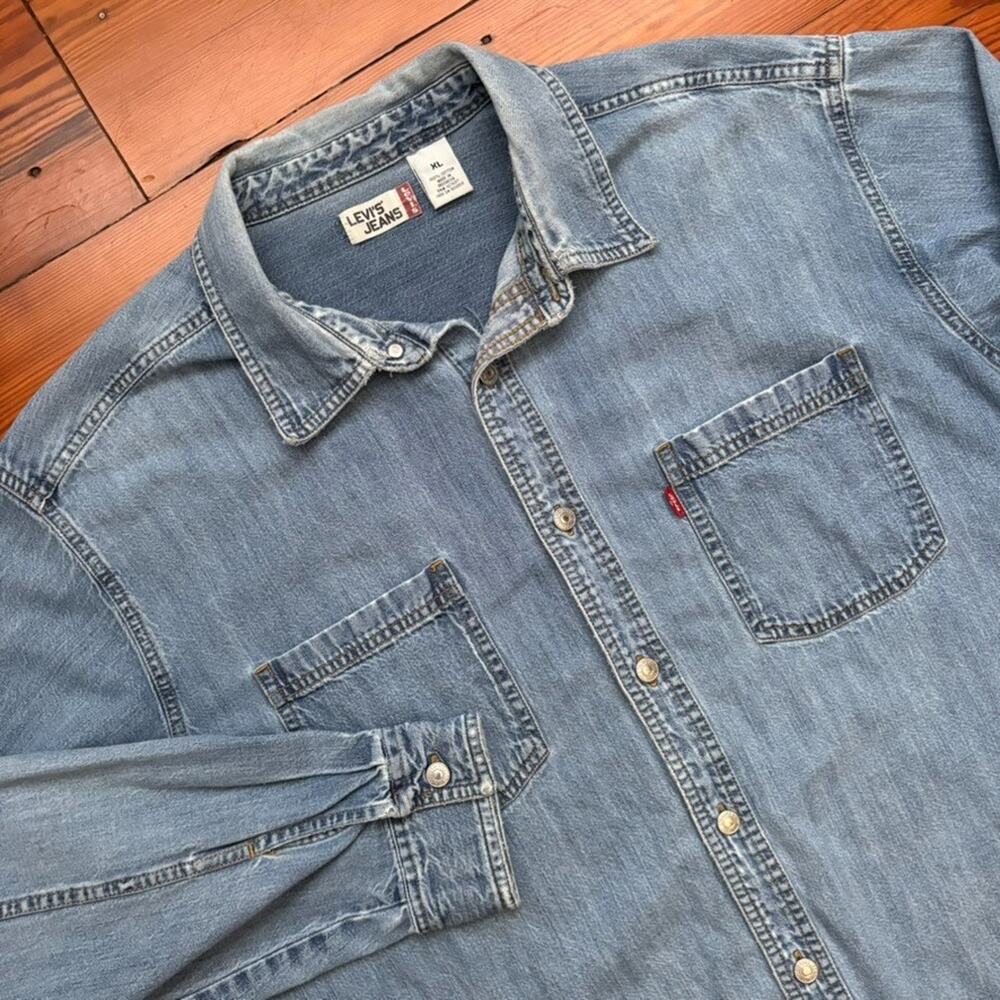 Vintage Levi’s Denim Shirt Men's Size XL Metal Buttons Long Sleeve Medium Wash